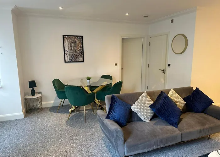 Cromwell Court Apartments